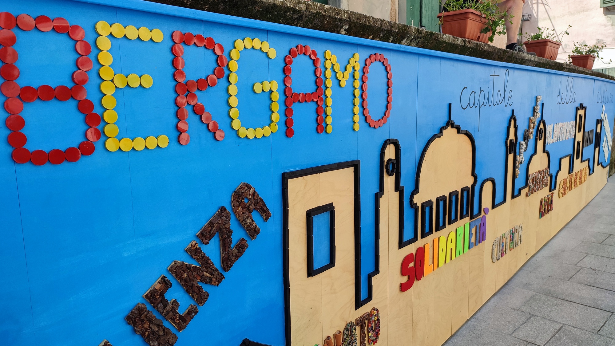 Foto al murales del Centro RamO esposto a Serina e dedicato a Bergamo Brescia capitale della cultura 2023